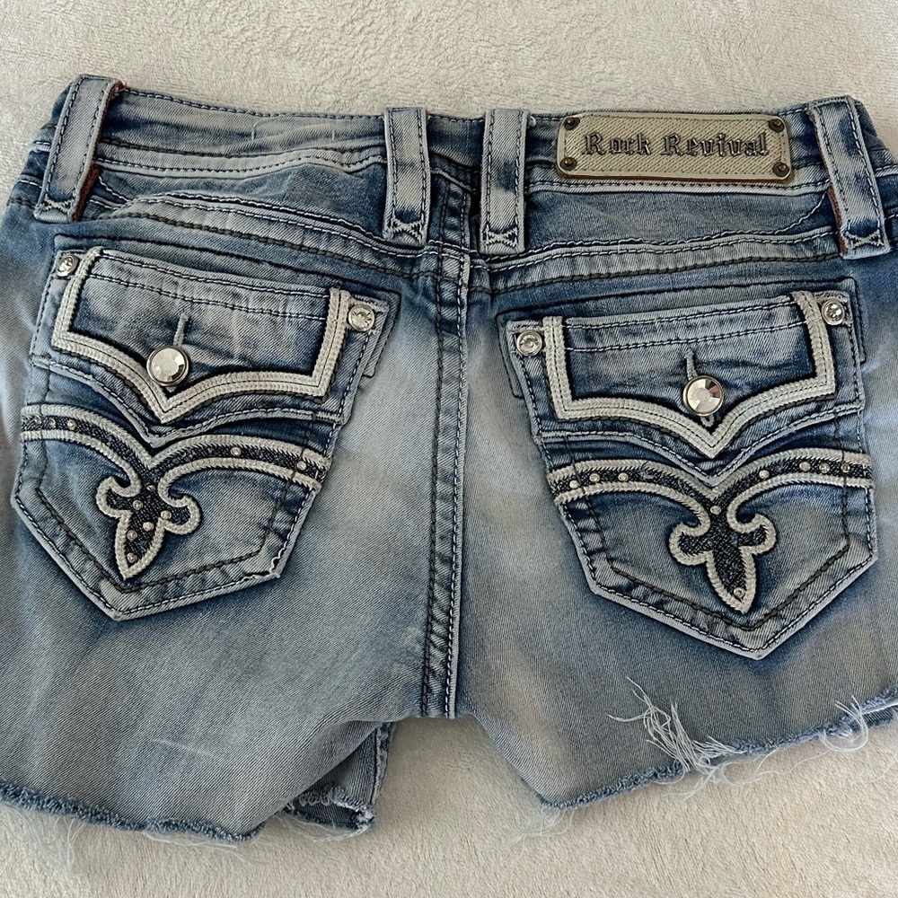 ROCK REVIVAL Raven Distressed Embellished Pocket Jean Cut-off Shorts Denim Sz 27